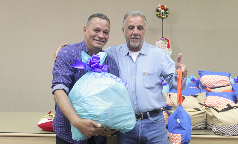 Seab e Adapar entregam cestas de Natal a colaboradores terceirizados