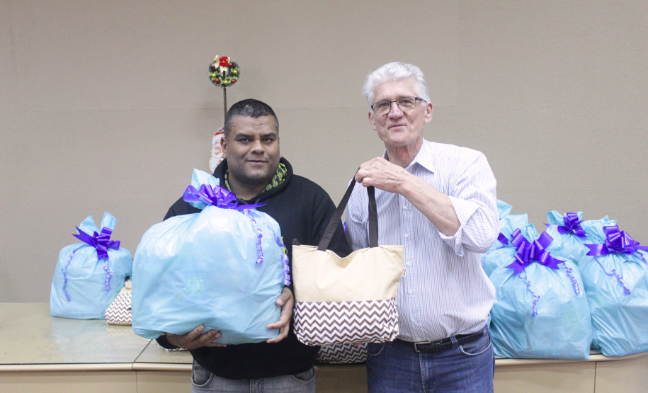 Seab e Adapar entregam cestas de Natal a colaboradores terceirizados