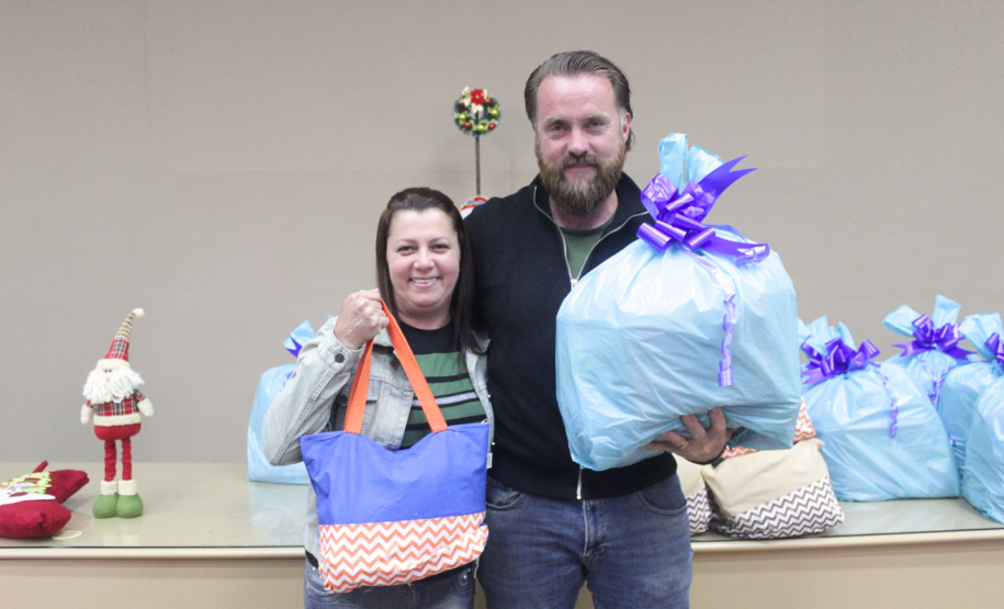 Seab e Adapar entregam cestas de Natal a colaboradores terceirizados