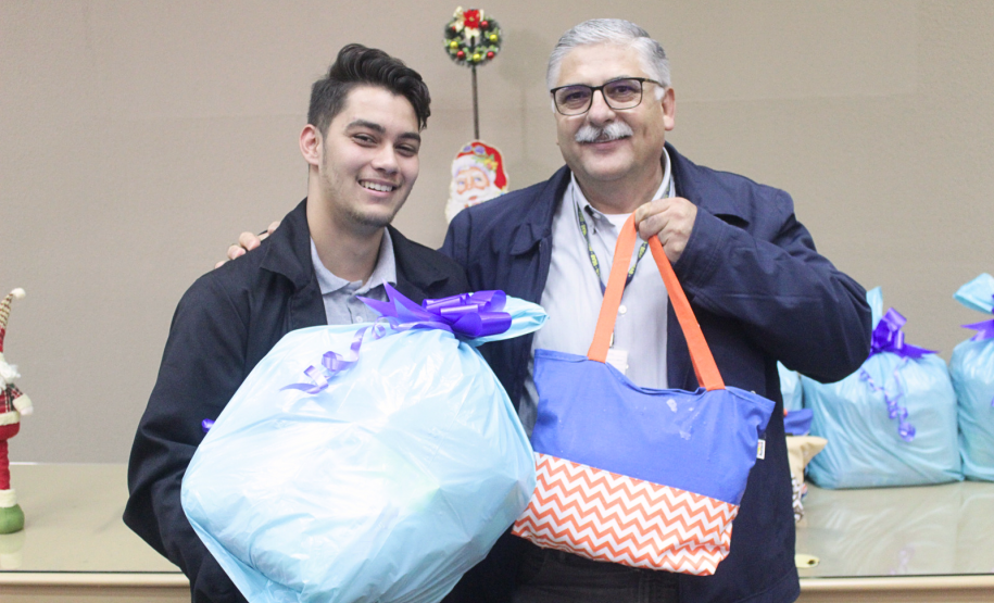 Seab e Adapar entregam cestas de Natal a colaboradores terceirizados