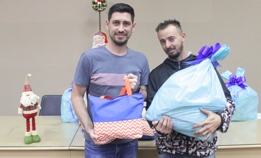 Seab e Adapar entregam cestas de Natal a colaboradores terceirizados