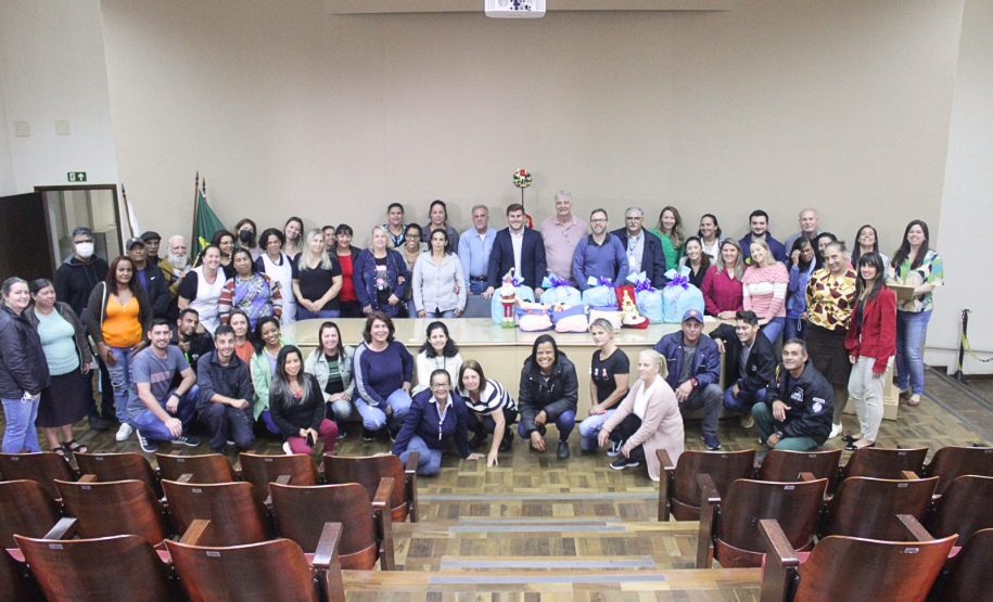 Seab e Adapar entregam cestas de Natal a colaboradores terceirizados