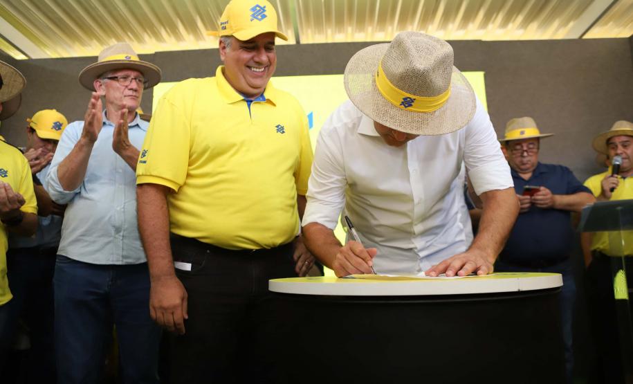 Governador entrega trator e painéis solares comprados por agricultores com auxílio do Estado