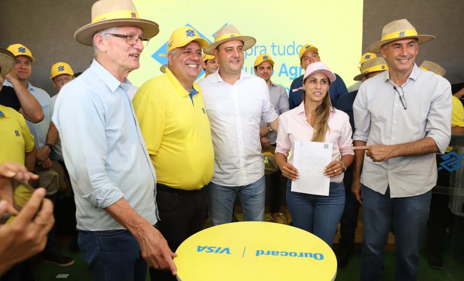 Governador entrega trator e painéis solares comprados por agricultores com auxílio do Estado