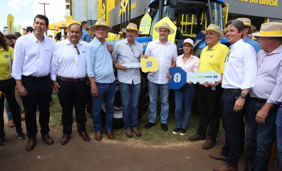 No Show Rural, produtores recebem trator e painéis solares comprados com auxílio do Estado