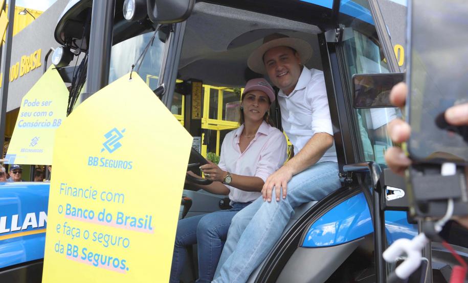 Governador entrega trator e painéis solares comprados por agricultores com auxílio do Estado