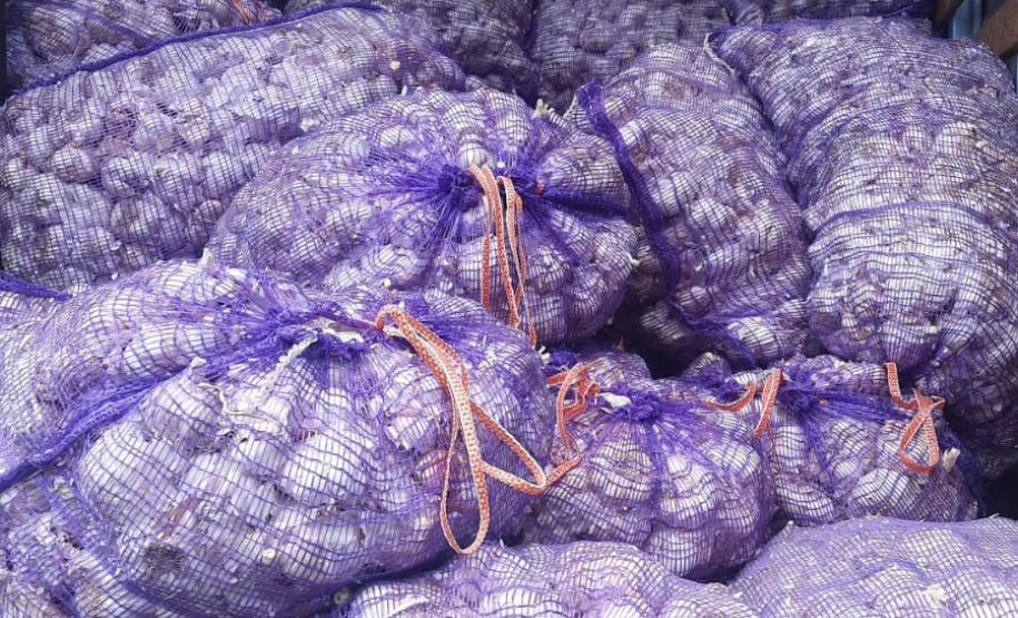 Programa Compra Direta recebe 27 toneladas de alho apreendidas pela Receita Federal
