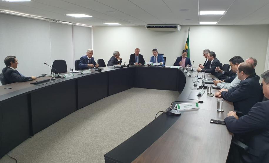 Em Brasília, Paraná discute prevenção da gripe aviária e abertura de mercado para proteínas animais