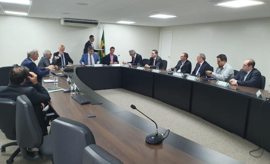 Em Brasília, Paraná discute prevenção da gripe aviária e abertura de mercado para proteínas animais