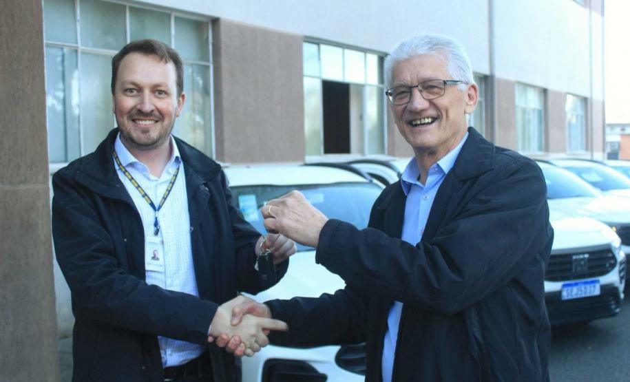 Seab entrega carros para núcleos regionais