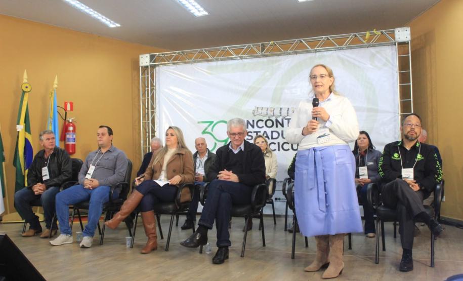 https://www.aen.pr.gov.br/Noticia/Governo-do-Parana-prepara-concurso-para-estimular-producao-de-seda