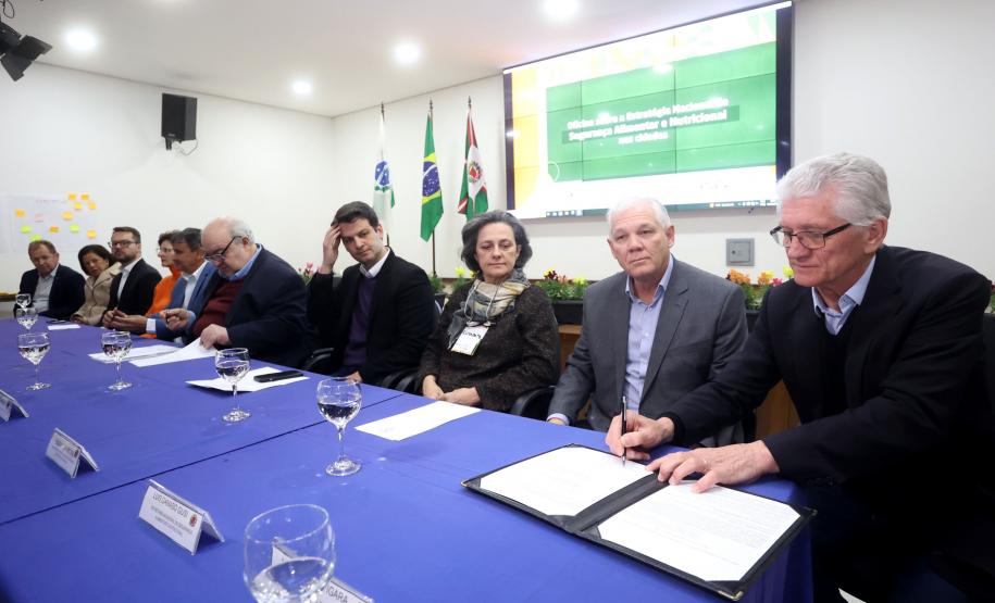 Piana e ministro assinam protocolo para levar a outros estados o Banco de Alimentos