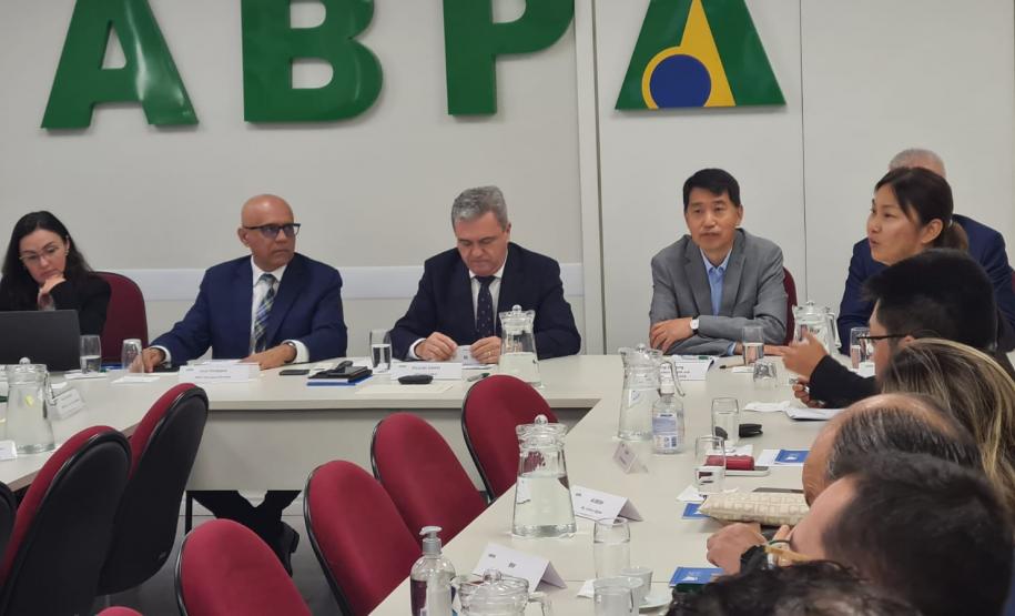 Paraná apresenta potencial produtivo e estrutura de defesa agropecuária e a autoridades chinesas