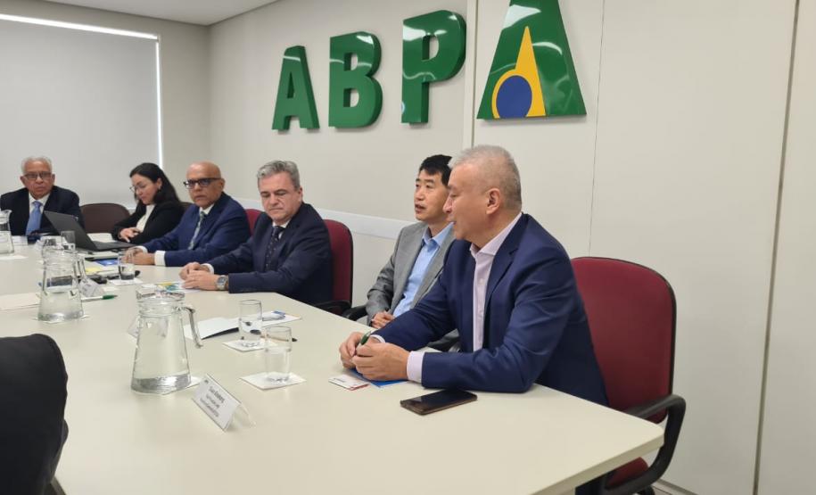 Paraná apresenta potencial produtivo e estrutura de defesa agropecuária e a autoridades chinesas