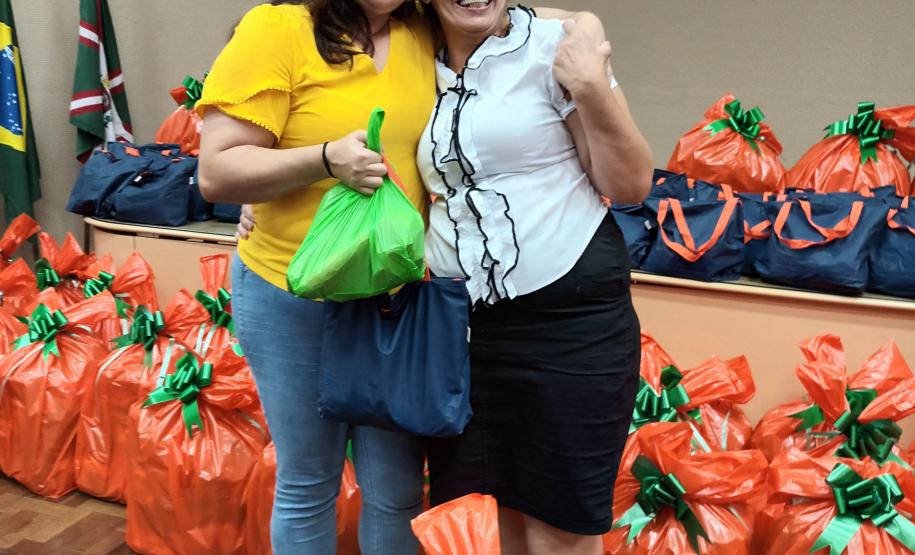 Trabalhadores terceirizados da Seab e Adapar recebem cestas de Natal