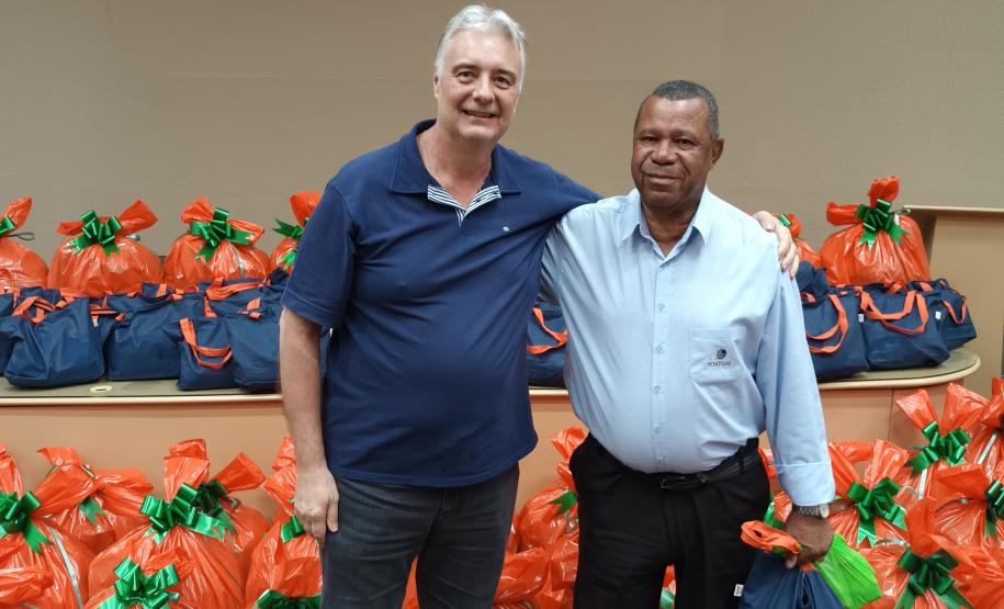 Trabalhadores terceirizados da Seab e Adapar recebem cestas de Natal