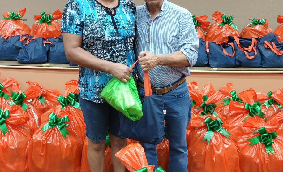 Trabalhadores terceirizados da Seab e Adapar recebem cestas de Natal