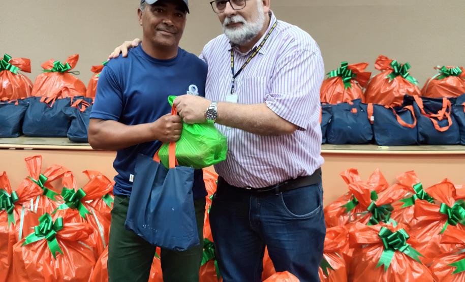 Trabalhadores terceirizados da Seab e Adapar recebem cestas de Natal