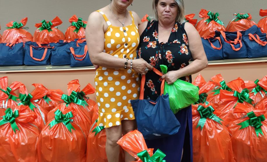 Trabalhadores terceirizados da Seab e Adapar recebem cestas de Natal