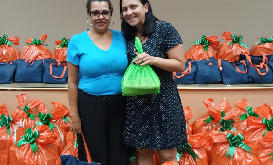 Trabalhadores terceirizados da Seab e Adapar recebem cestas de Natal