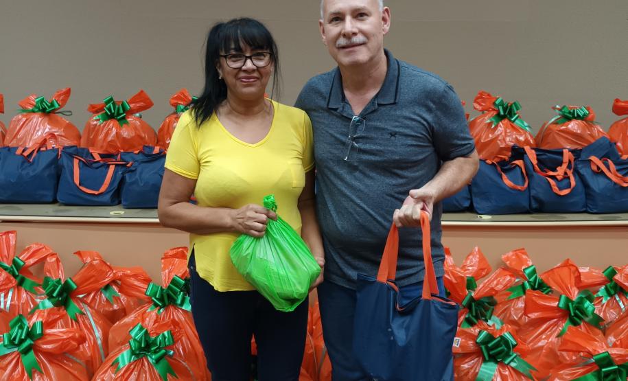 Trabalhadores terceirizados da Seab e Adapar recebem cestas de Natal