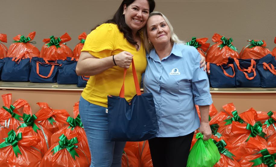 Trabalhadores terceirizados da Seab e Adapar recebem cestas de Natal