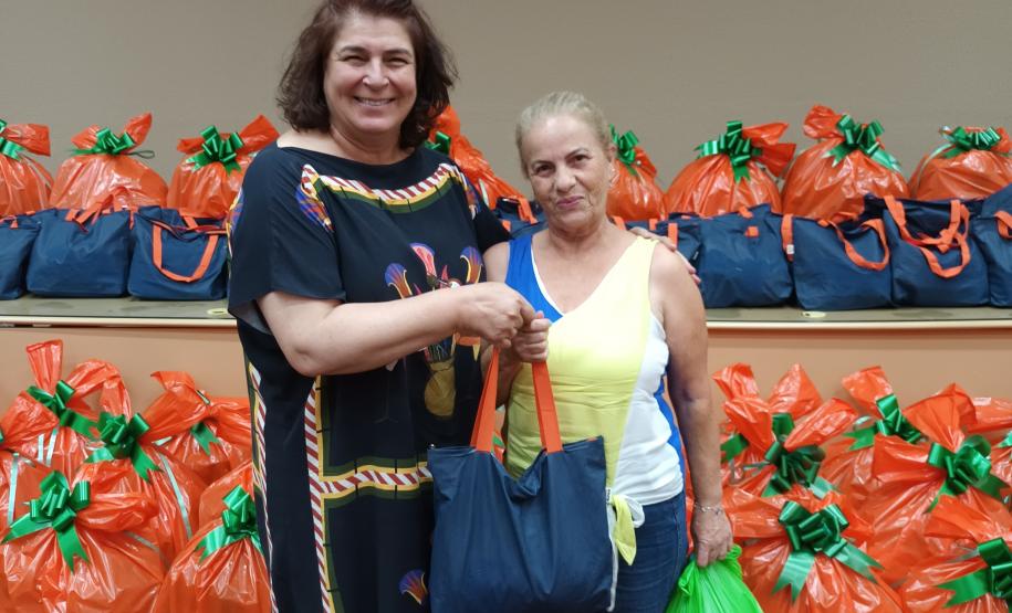 Trabalhadores terceirizados da Seab e Adapar recebem cestas de Natal