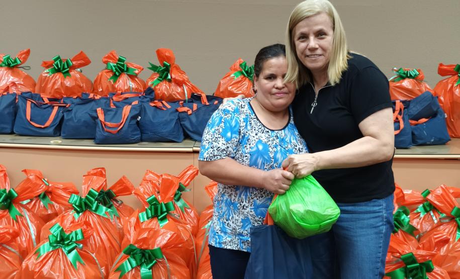 Trabalhadores terceirizados da Seab e Adapar recebem cestas de Natal