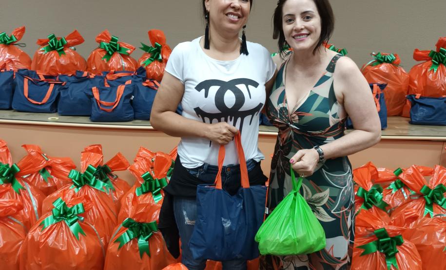 Trabalhadores terceirizados da Seab e Adapar recebem cestas de Natal