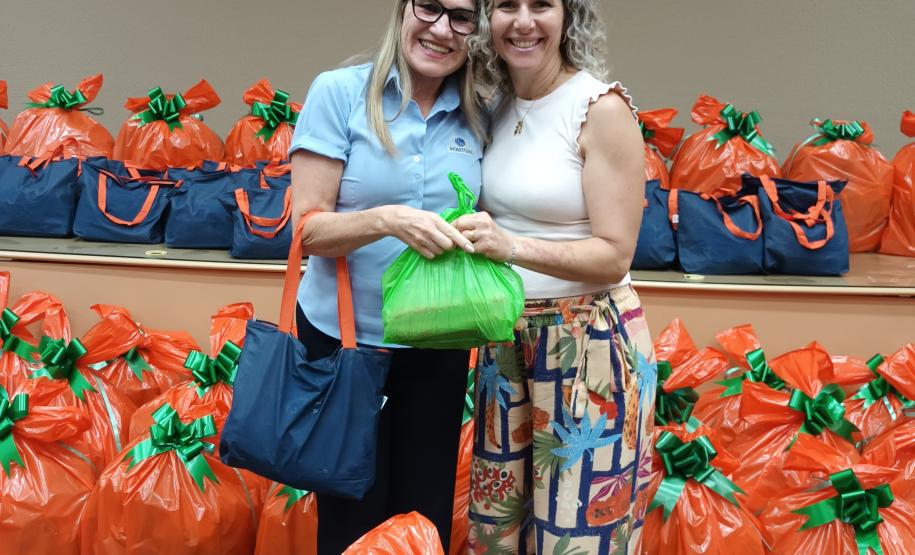 Trabalhadores terceirizados da Seab e Adapar recebem cestas de Natal