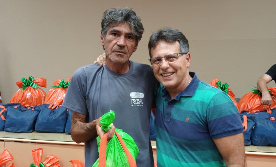 Trabalhadores terceirizados da Seab e Adapar recebem cestas de Natal