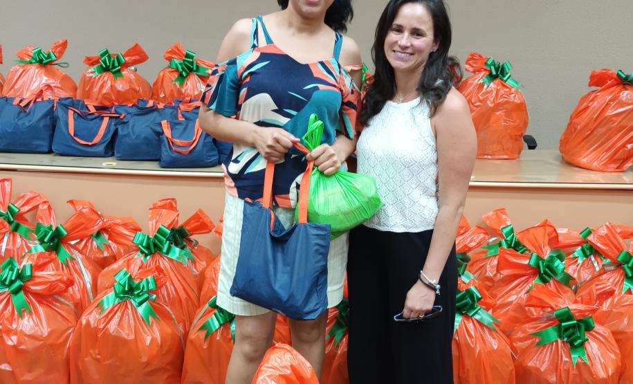 Trabalhadores terceirizados da Seab e Adapar recebem cestas de Natal