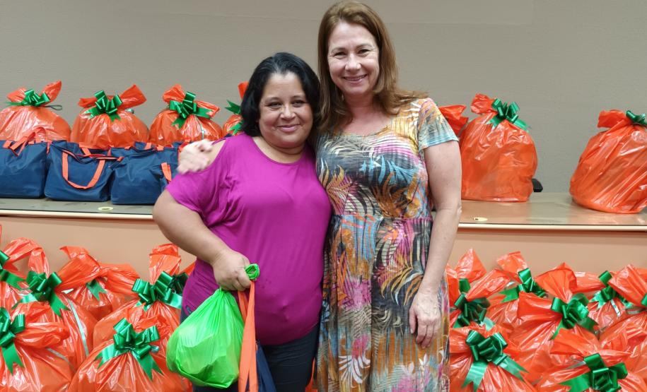 Trabalhadores terceirizados da Seab e Adapar recebem cestas de Natal