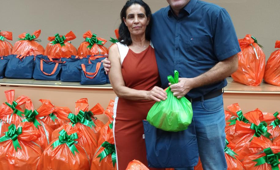 Trabalhadores terceirizados da Seab e Adapar recebem cestas de Natal