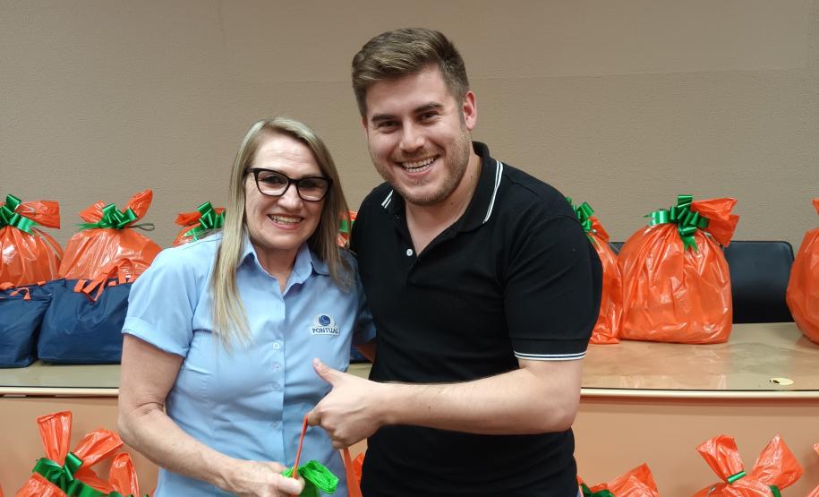 Trabalhadores terceirizados da Seab e Adapar recebem cestas de Natal