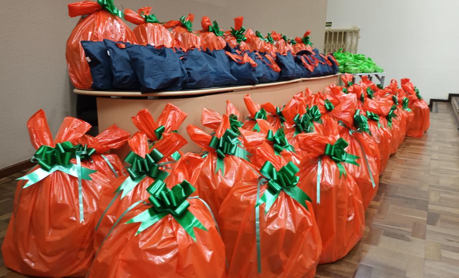 Trabalhadores terceirizados da Seab e Adapar recebem cestas de Natal