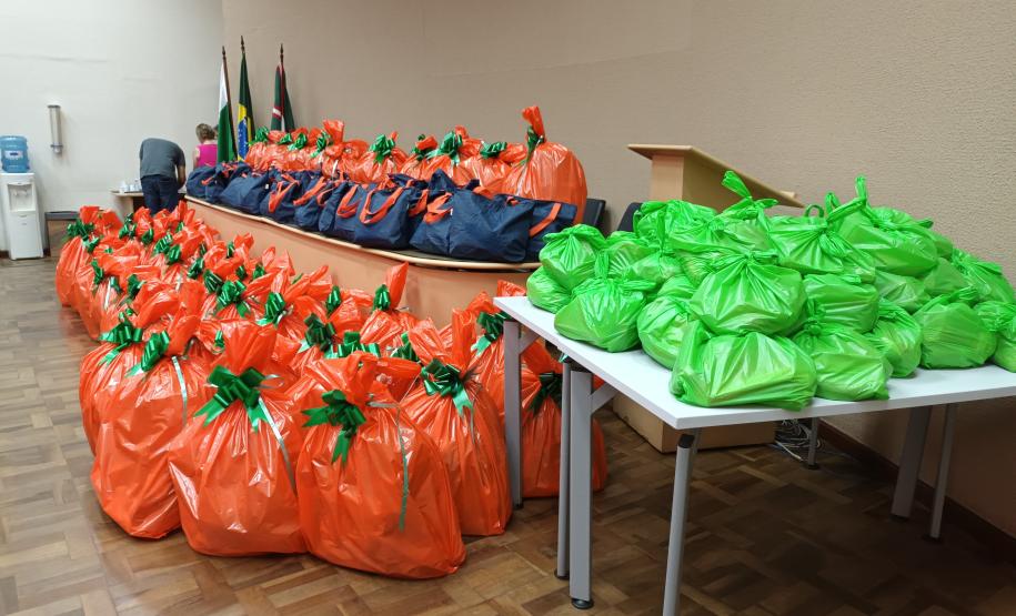 Trabalhadores terceirizados da Seab e Adapar recebem cestas de Natal