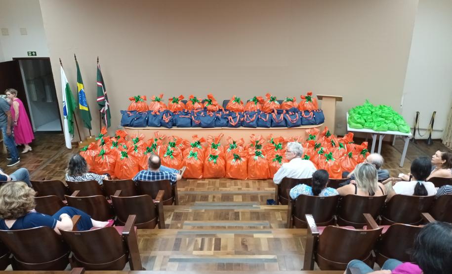 Trabalhadores terceirizados da Seab e Adapar recebem cestas de Natal