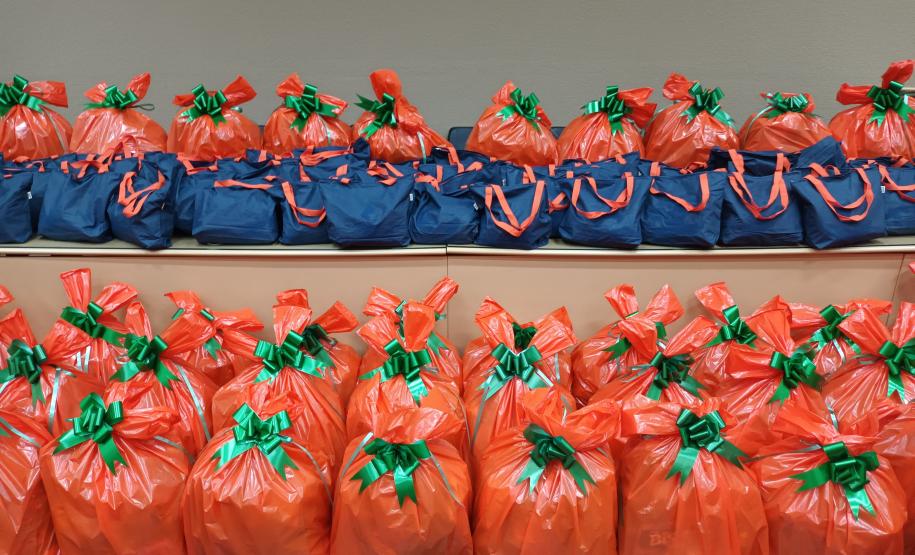 Trabalhadores terceirizados da Seab e Adapar recebem cestas de Natal