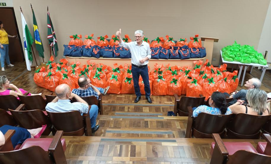 Trabalhadores terceirizados da Seab e Adapar recebem cestas de Natal