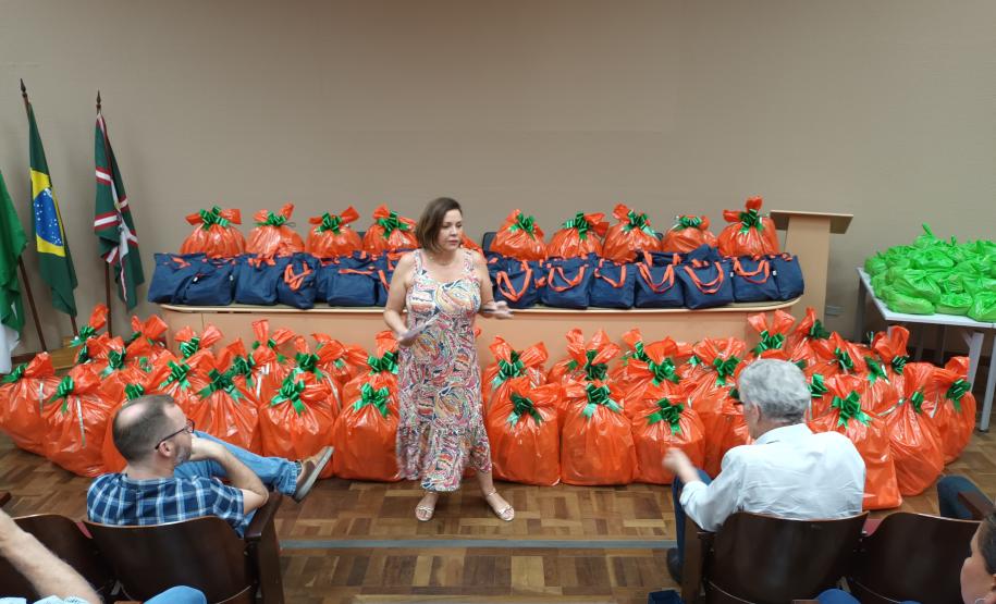 Trabalhadores terceirizados da Seab e Adapar recebem cestas de Natal