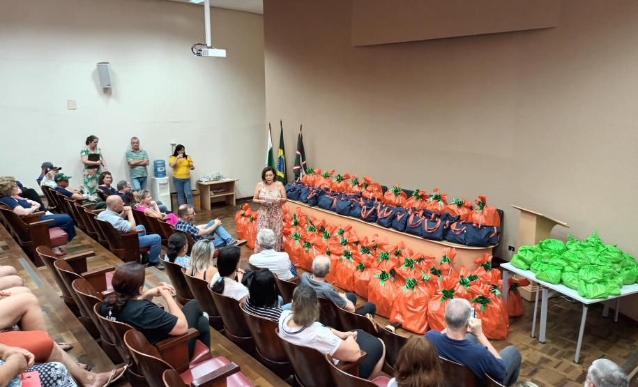 Trabalhadores terceirizados da Seab e Adapar recebem cestas de Natal