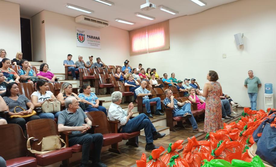 Trabalhadores terceirizados da Seab e Adapar recebem cestas de Natal