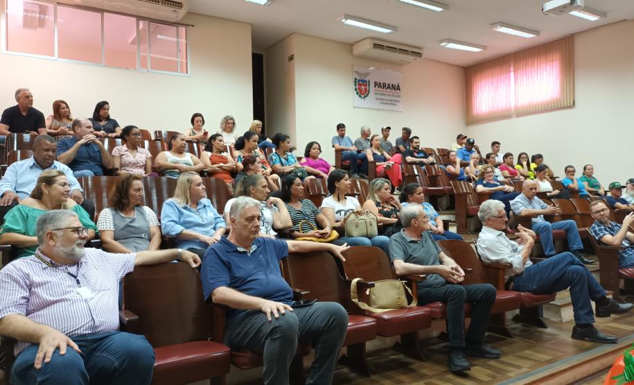 Trabalhadores terceirizados da Seab e Adapar recebem cestas de Natal