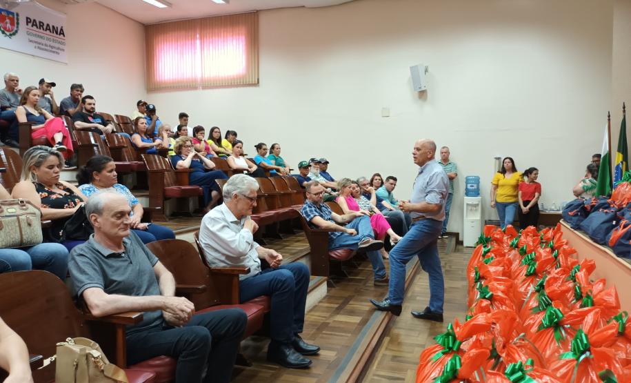 Trabalhadores terceirizados da Seab e Adapar recebem cestas de Natal