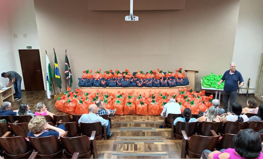 Trabalhadores terceirizados da Seab e Adapar recebem cestas de Natal