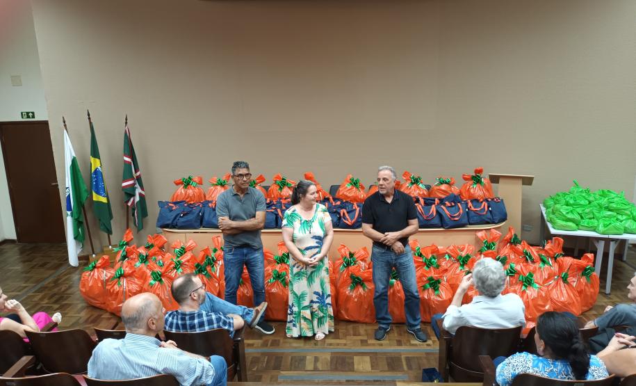 Trabalhadores terceirizados da Seab e Adapar recebem cestas de Natal