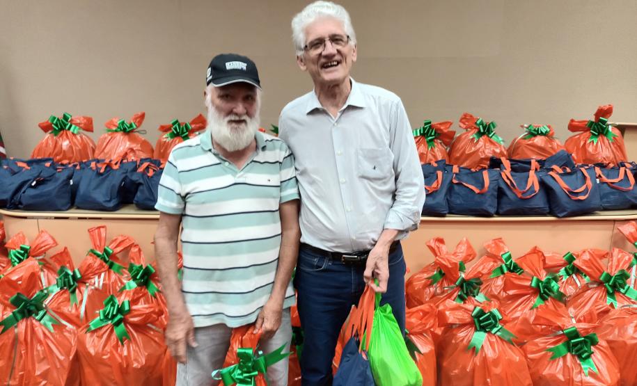 Trabalhadores terceirizados da Seab e Adapar recebem cestas de Natal