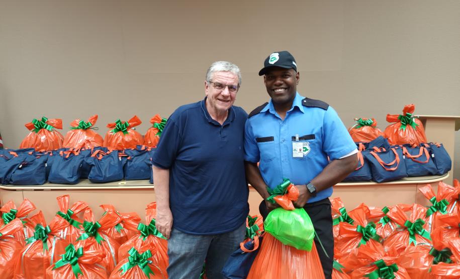 Trabalhadores terceirizados da Seab e Adapar recebem cestas de Natal