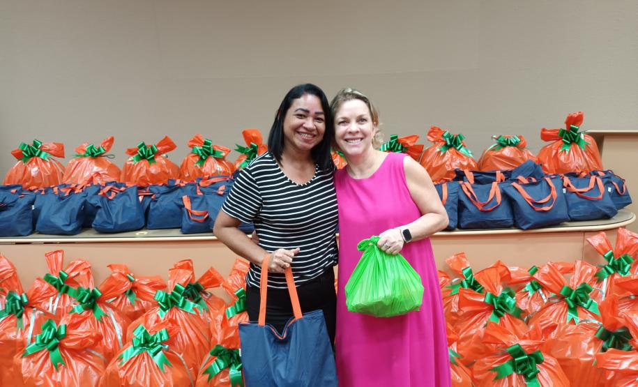 Trabalhadores terceirizados da Seab e Adapar recebem cestas de Natal